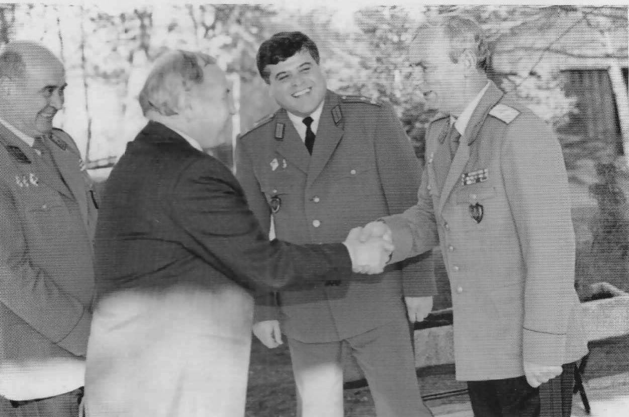 Стоимен Стоименов се ръкува с вицепрезидента Тодор Кавалджиев, в компанията на Ангел Кацаров-д-р на СВИ (л) и Николай Русатев (ц), зам.-д-р